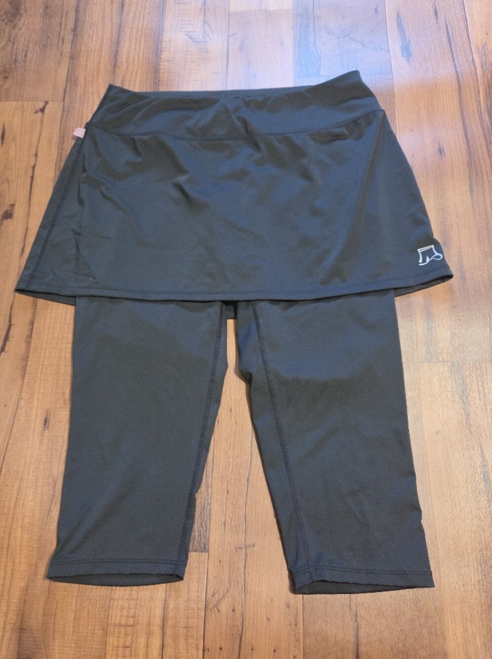 Skirt Sport Black Skirted Capri Leggings with Side Logo And Earbud Pocket. Sz L